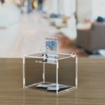 Urne de collecte de fonds en plexi 15x12x12 cm
